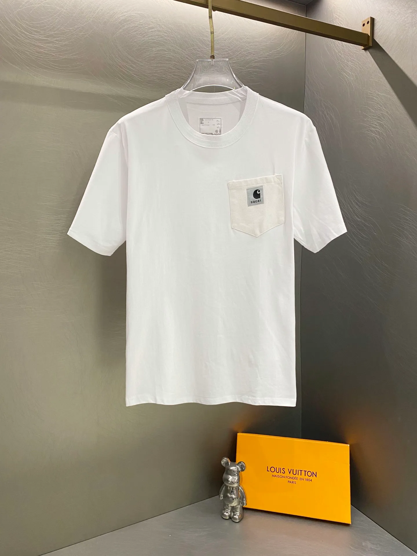 Carhartt Sacai Purchased, completely customized for shipment, the workmanship and materials are extremely heavy. The fabric is made of 100% cotton that is consistent with the original version, the hardware is molded and engraved, and the three independent washable and main labels are customized as they are. Each color of the item number is different. The pattern is also restored to the original version. The design of dropped shoulder sleeves is loose and the upper body is more modified. Top-quality items are available✔️✔️✔️ The neckline is made of Retro stitch using the tiger stitch that sacai likes very much. Button slits on both sides of the hem add to the fun of wearing. Color: Blue/White/Black Size: 1-2-3-4